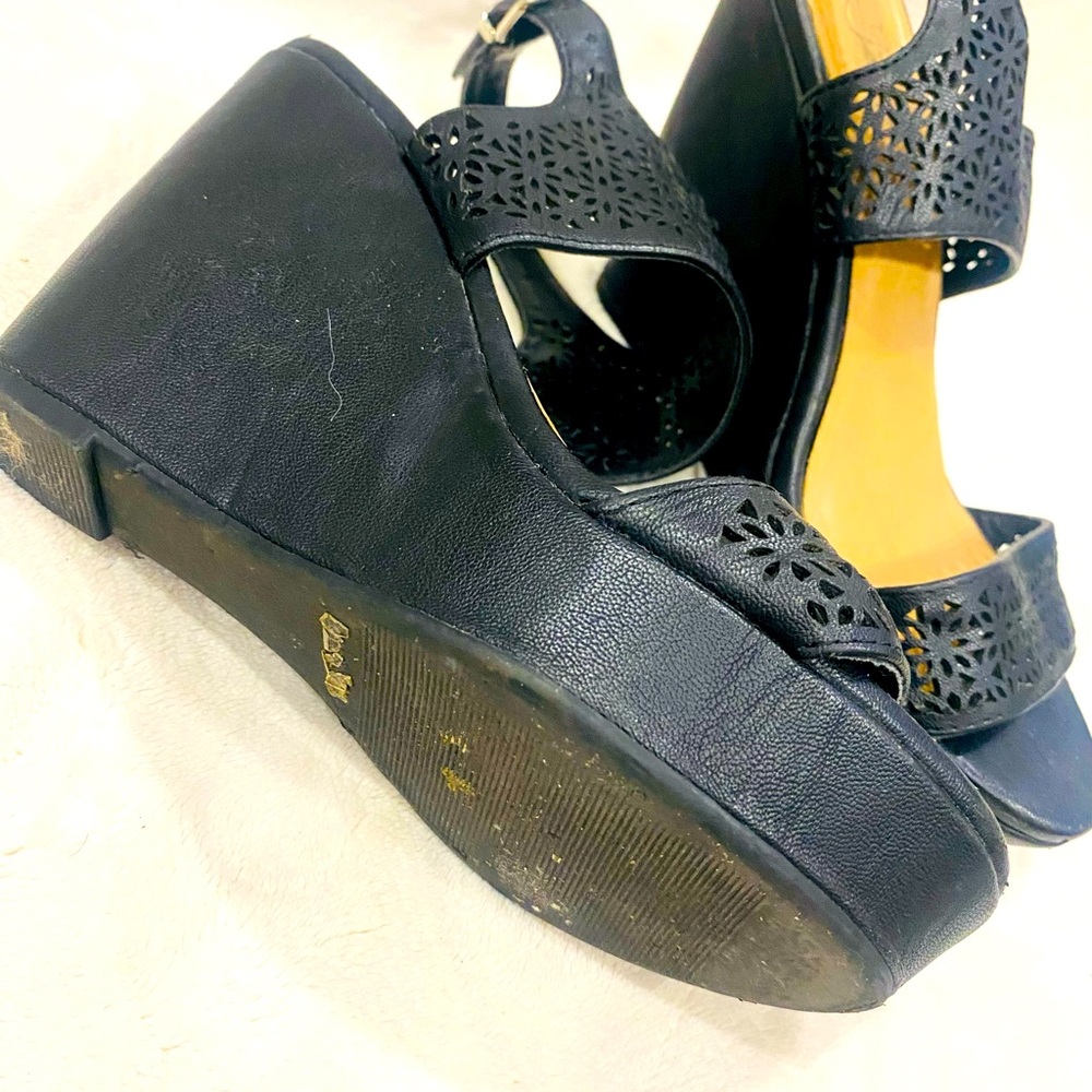 Women’s size 6 black wedges